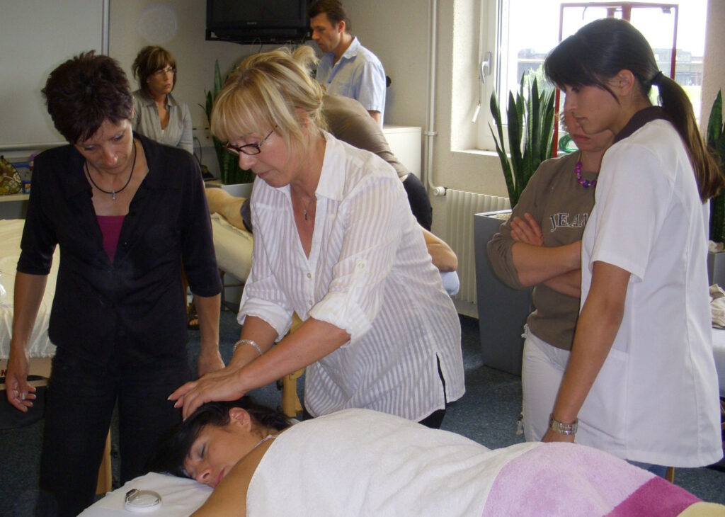 Session de formation Reboutologie® avec un groupe de thérapeutes
